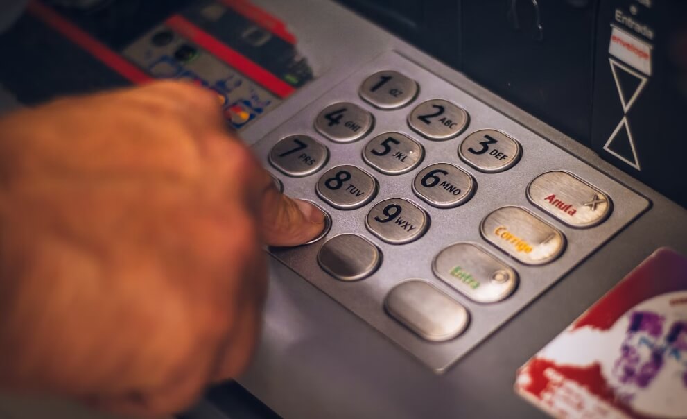 은행에서 돈을 찾는 중