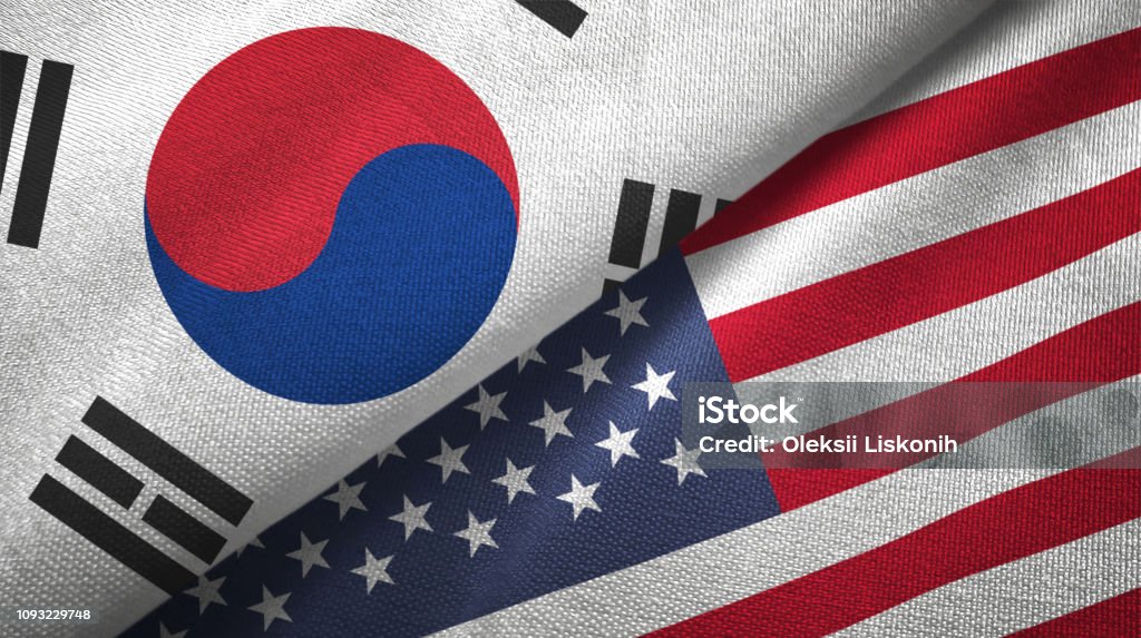 미국과 한국의 차이점을 비교한다는 것을 한 눈에 알아볼 수 있도록 미국과 한국의 국기를 비교한 사진