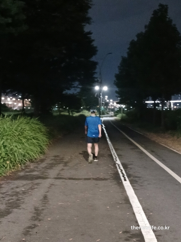 야간 걷기 운동 &ndash; 올바른 자세로 걷는 남성 모습