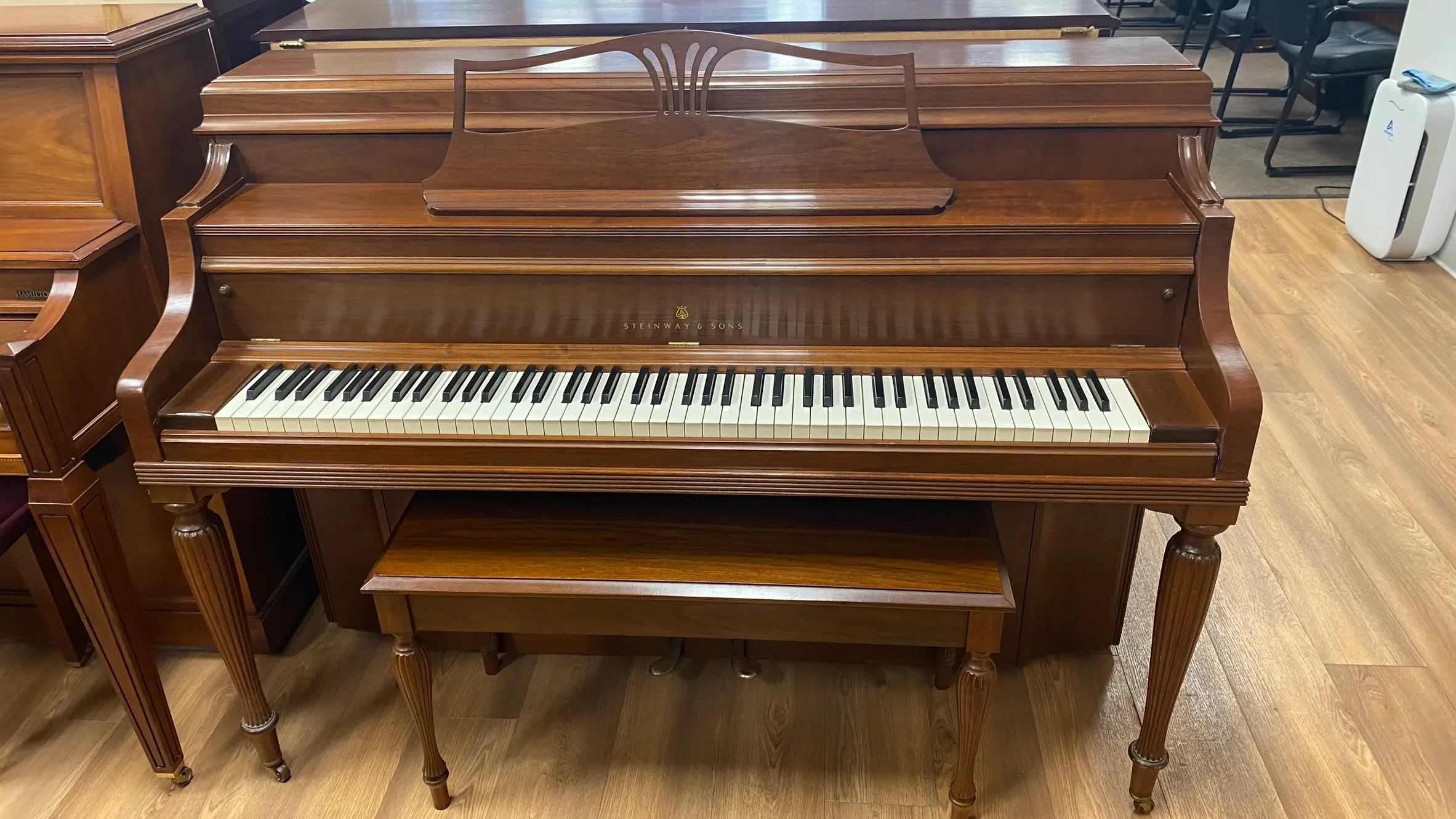 현대의 업라이트 피아노(Upright Piano) 이미지입니다.