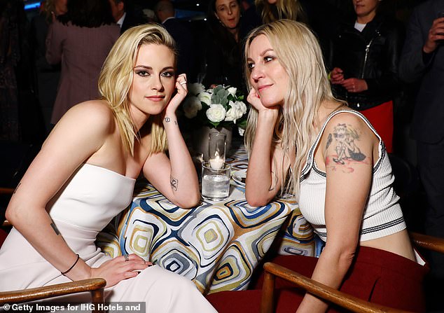 크리스틴 스튜어트 약혼자와 함께