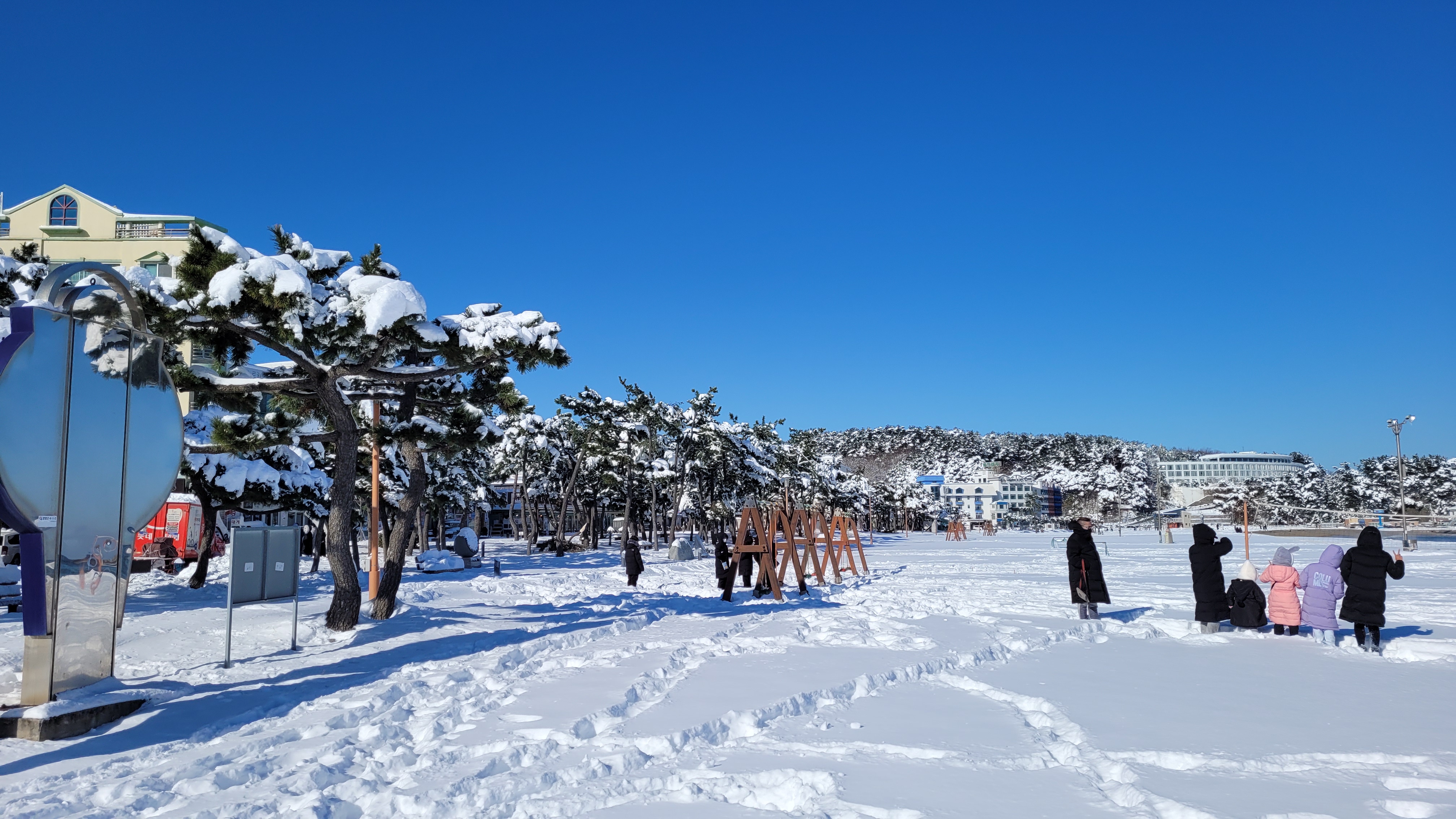 낙산의 눈밭에서 사진 찍는 사람들