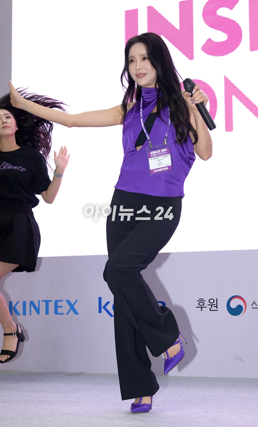 가수 홍진영이 12일 오후 경기 일산 킨텍스에서 열린 K-뷰티엑스포 코리아 2023(대한민국뷰티박람회)에 참석해 멋진 무대를 선보이고 있다. [사진=정소희 기자]