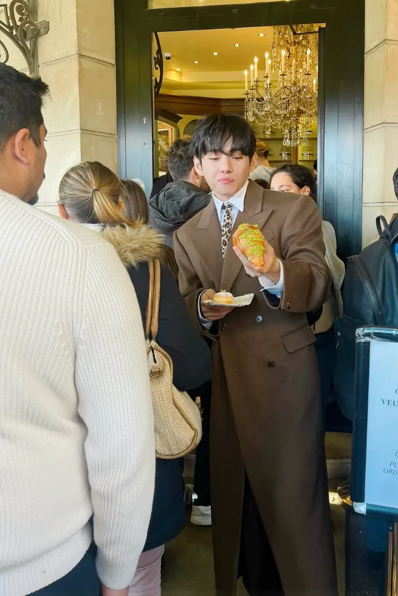 BTS 뷔, 뷔 공항패션, 뷔 패션위크 참석, 뷔 셀린느 패션쇼, 뷔 셀린느 앰버서더, 뷔 셀린느 2026, 셀린느 2026 컬렉션, 셀린느 패션 트렌드, 파리 패션위크, 인천공항 뷔 출국, 뷔 런웨이 룩, 뷔 셀린느 2026 컬렉션, 셀린느 글로벌 앰버서더, 생클루 국립공원 패션쇼, 뷔 패션 아이콘, BTS 뷔 셀린느, 뷔 셔츠 스타일, 셀린느 캐시미어 카디건, 뷔 히로노 인형, 뷔 셀린느 화보, 셀린느 남성룩, 뷔 셀린느 무드, 뷔션위크, Vashion Week, TaehyungXCeline