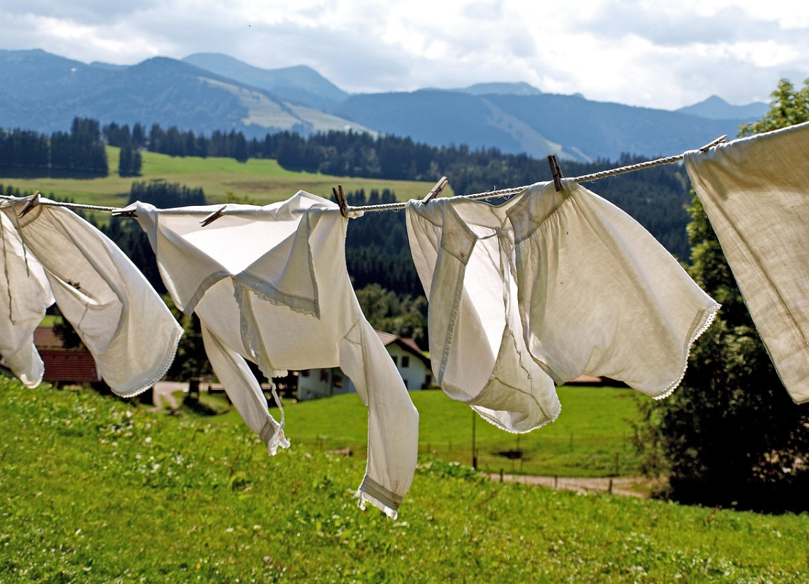 자연광으로 말리고 있는 빨래 사진