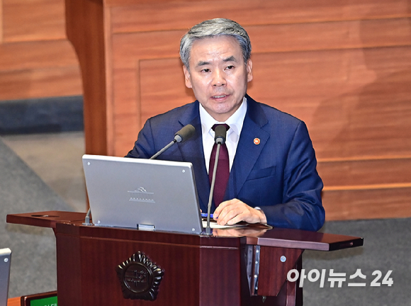 이종섭 국방부 장관이 지난 6일 국회 본회의장에서 열린 외교&middot;통일&middot;안보 분야 대정부질문에서 성일종 국민의힘 의원 질의에 답하고 있다. [사진=곽영래 기자]