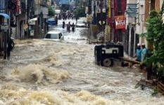 홍수로-물이넘쳐-도로가-강물이되어-모든것이-잠기고-넘쳐나는-모습