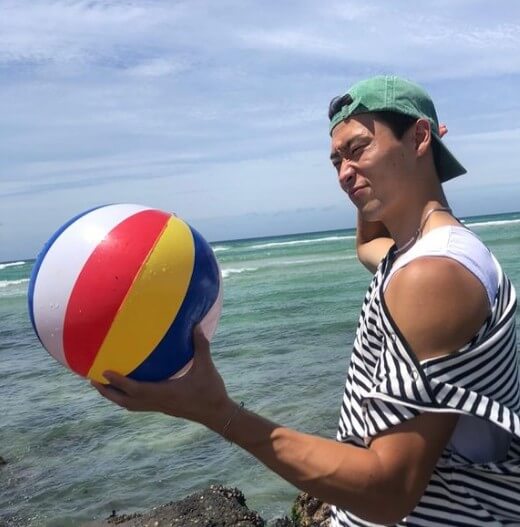 조규성이 물놀이 공 쳐다보는 모습