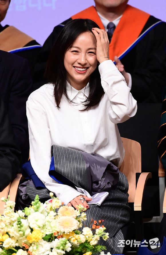 가수 이효리가 지난 2월 서울 성북구 정릉동 국민대학교에서 열린 '2023학년도 학위수여식'에 참석하고 있다. [사진=정소희 기자]