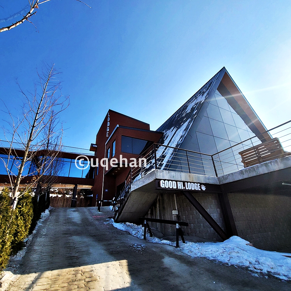 양주 대형 카페 럿지의 건물로 본 건물이다. 뾰족한 삼각형 모양으로 되어있다.