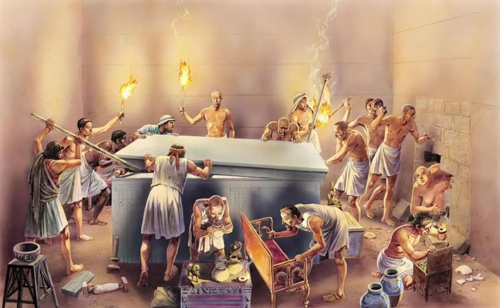 횃불을 든 도굴꾼들이 고대 이집트 무덤 안에서 석관을 열고 내부의 황금 부장품과 귀중품을 훔치는 장면