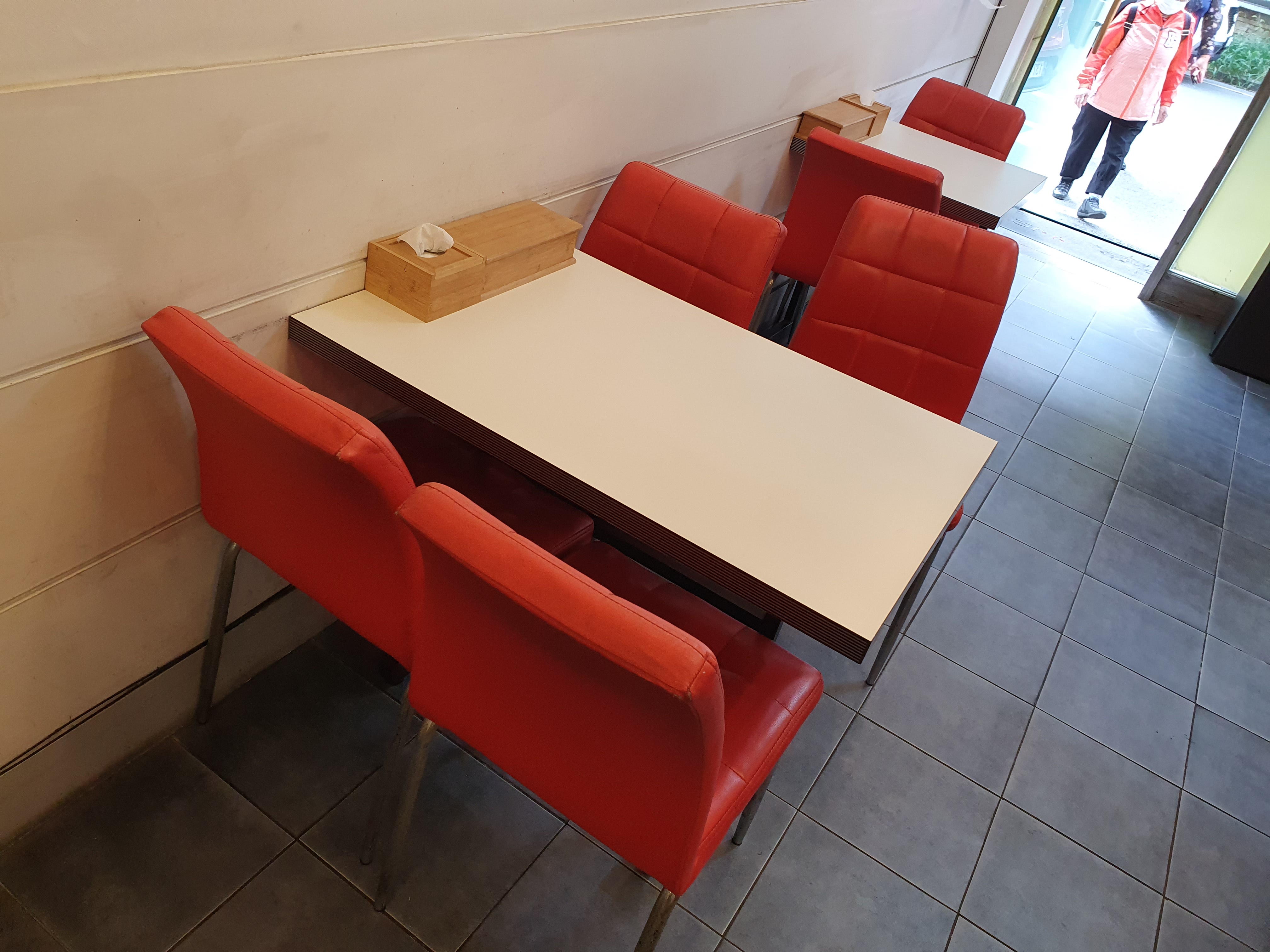 원내동 잔치국수 집 매장은 전부 식탁석입니다.