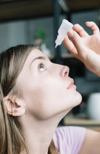 인공눈물-넣는사람