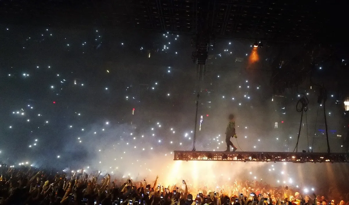 콘서트-현장-가수와-열광하는-관중