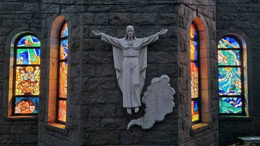 횡성성당 스테인드글라스, 예수 부활 부조 작품 사진