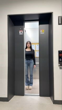 엘리베이터가-닫히고-있는-모습