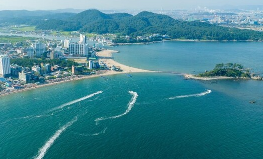 진하해변과 명선도