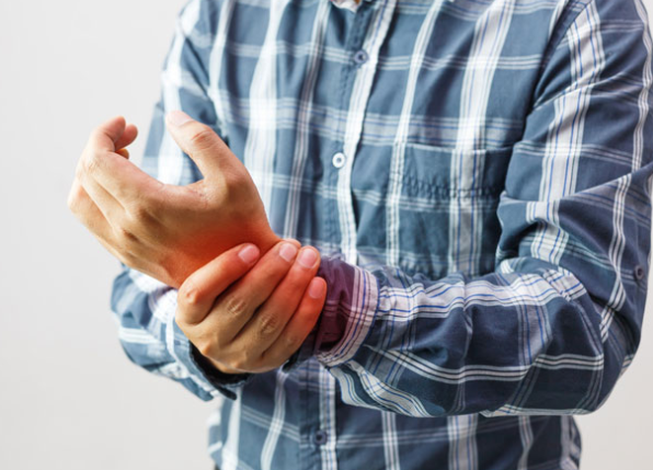 손목관절이 아파하는 남자의 모습