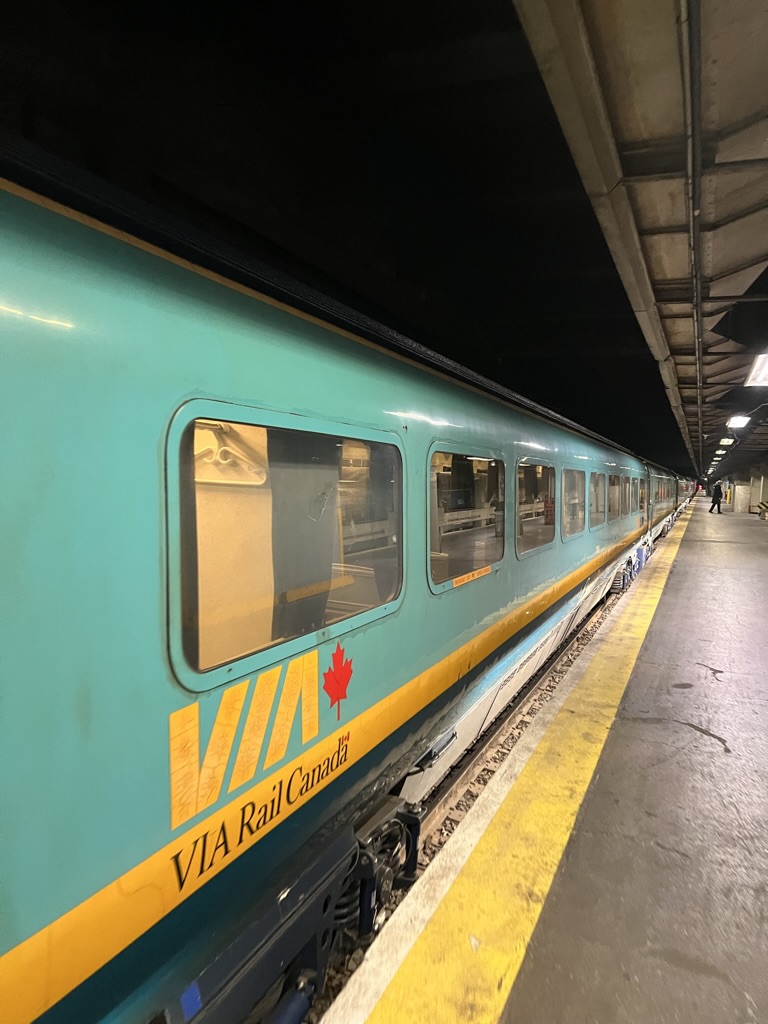 약간 촌스러운 민트색의 기차가 보인다. 노란색의 VIA 표시, 그리고 옆에 빨간 단풍이 그려져 있다.