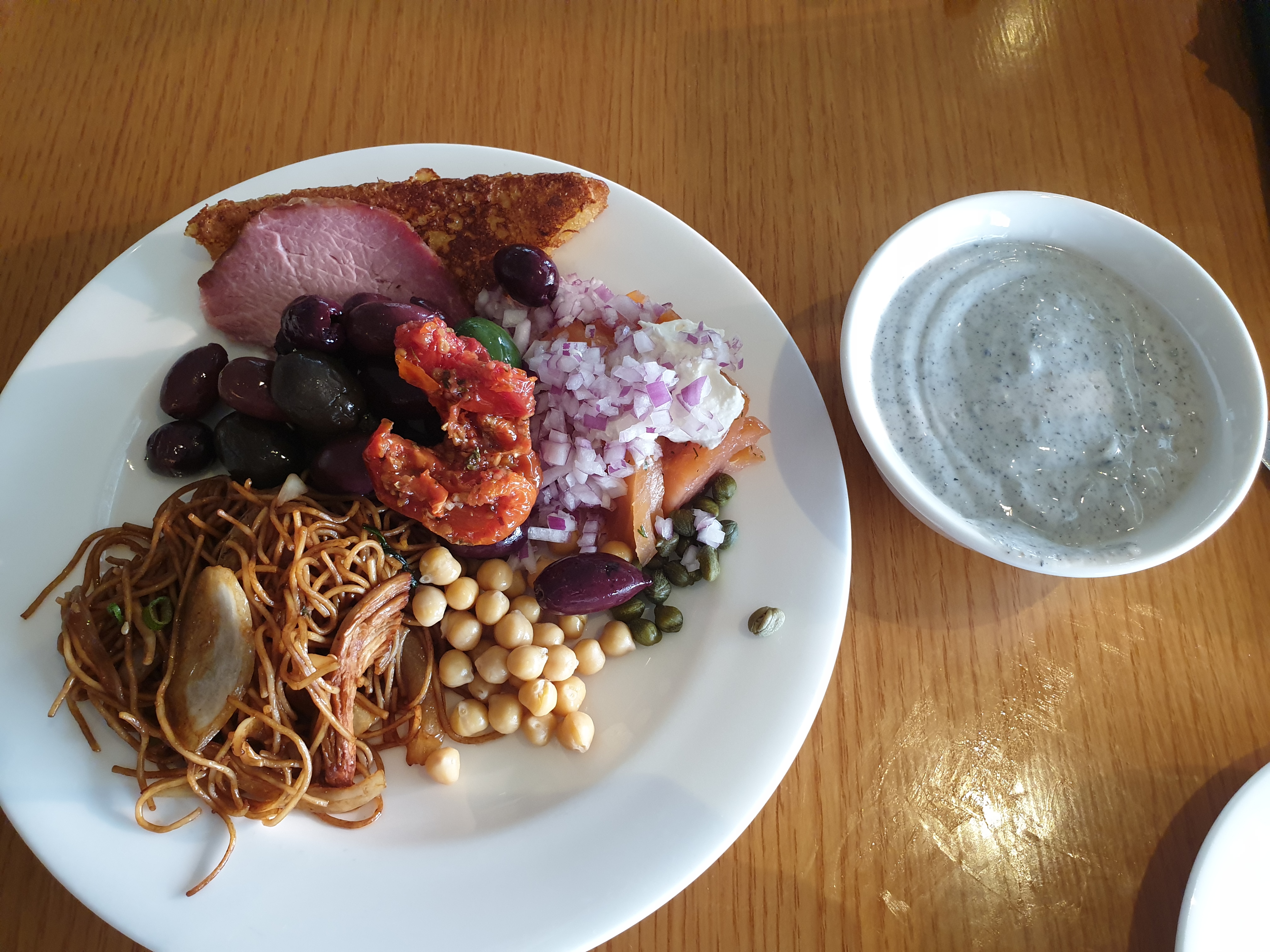 그랜드 하얏트 서울의 조식 뷔페에서 먹은 음식-콩류, 말린 토마토, 올리브, 오리훈제