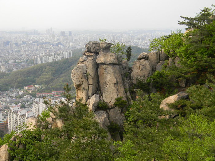 호암산 신랑각시바위