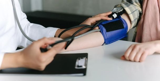 50대 혈압 재는 이미지