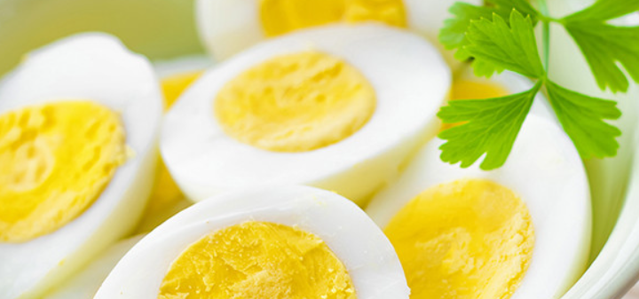 흰자와-노른자가-보이는-삶은계란-여러개