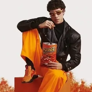 치토스 바지를 입은 모델