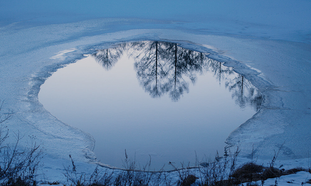 악은 존재하지 않는다 영화 속 호수가 얼어있는 모습