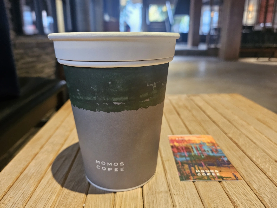 모모스커피-테이크아웃잔-탁자