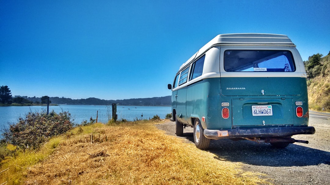 '캠핑카'를 영어로 번역하면 'Camper'입니다.