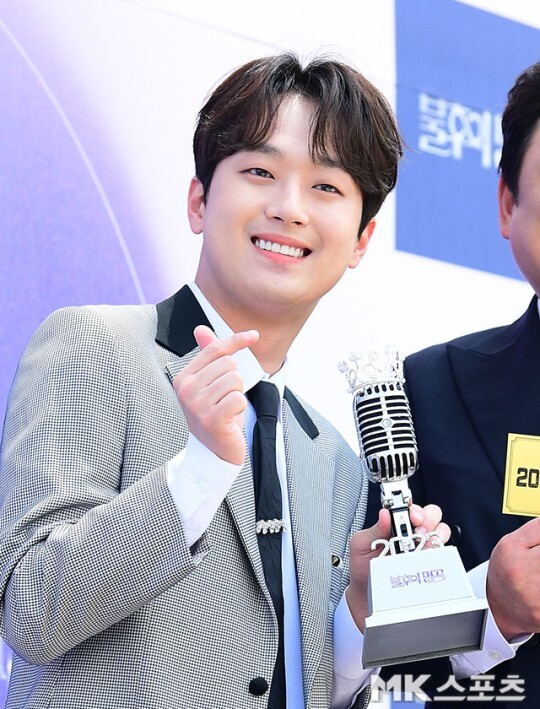 시상식에서 웃는 이찬원