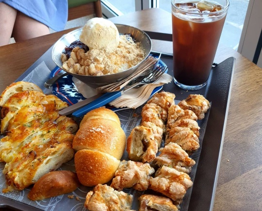 성북동 빵집 '우주제빵소' (배우 정보석)