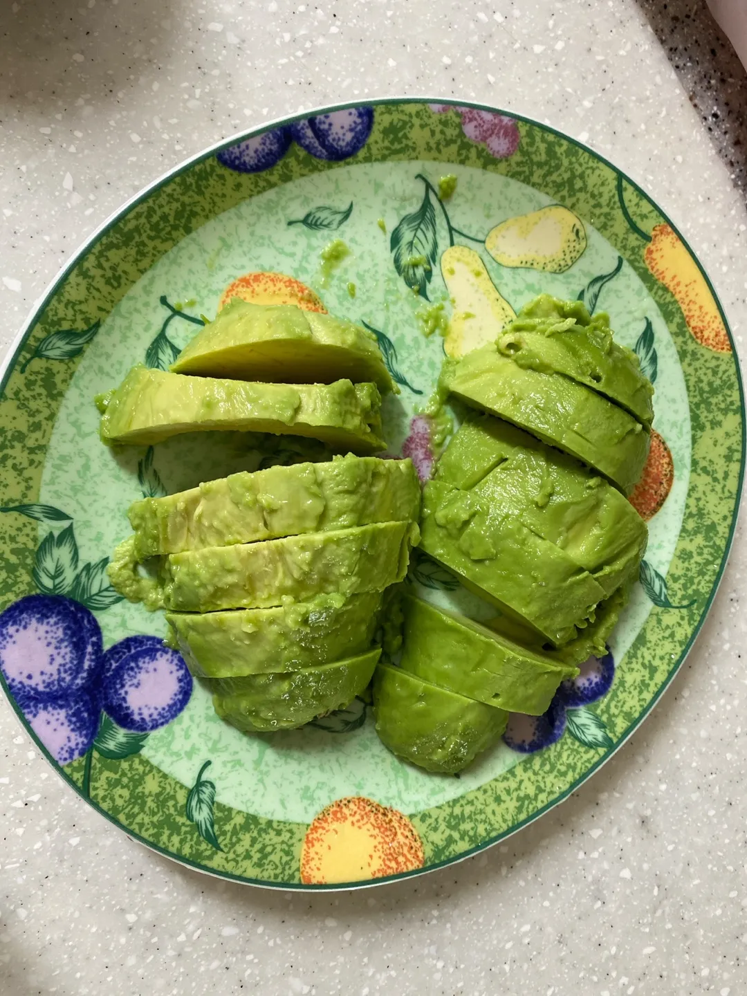 접시-위에-있는-자른-아보카도