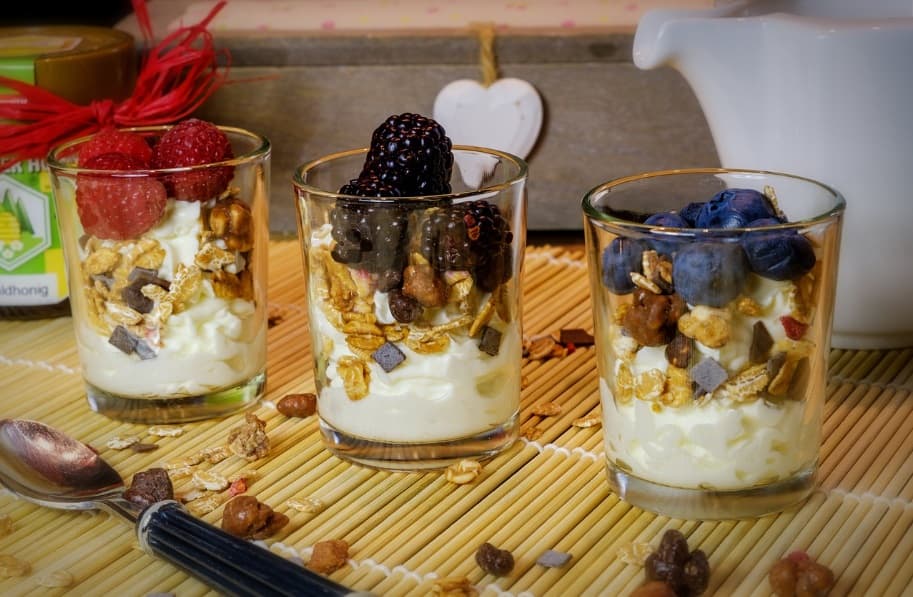 발효식품과 섬유소 식품을 조합한 신바이오틱스 식단의 예시 사진