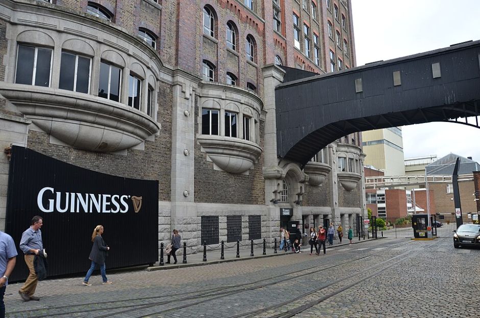 더블린 기네스 스토어하우스의 붉은 벽돌 건물과 GUINNESS 로고가 설치된 외관
