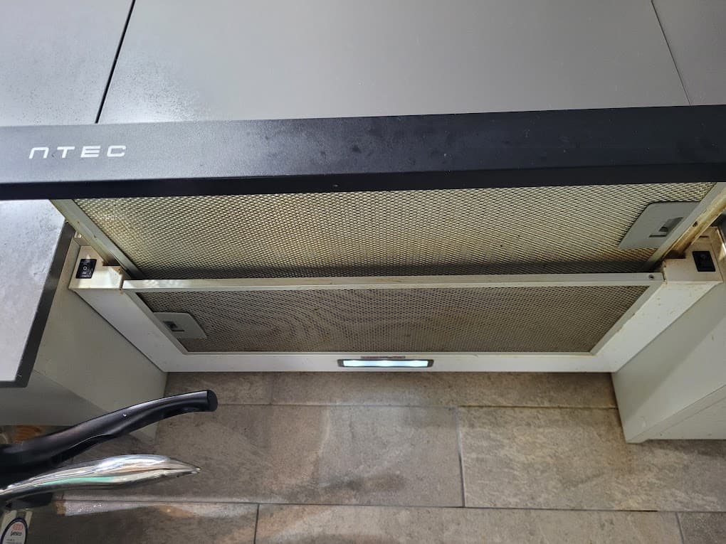 기름때로 찌든 주방 후드 모습