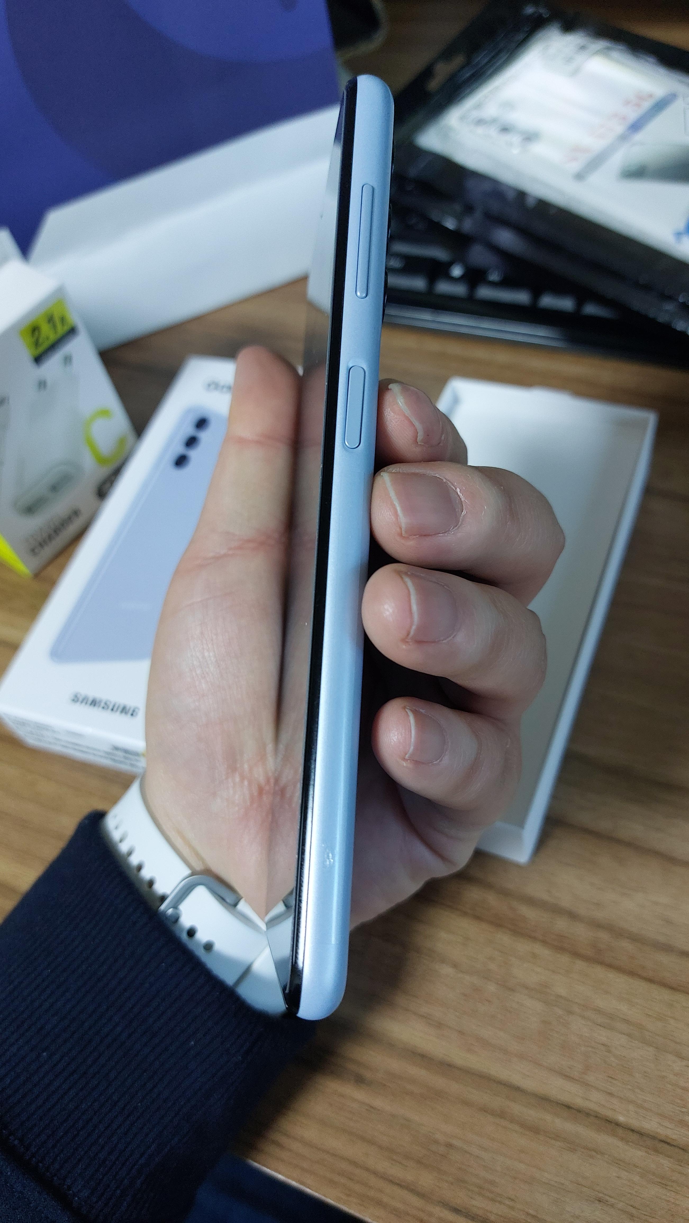 갤럭시 와이드6 우측 전원버튼과 볼륨버튼