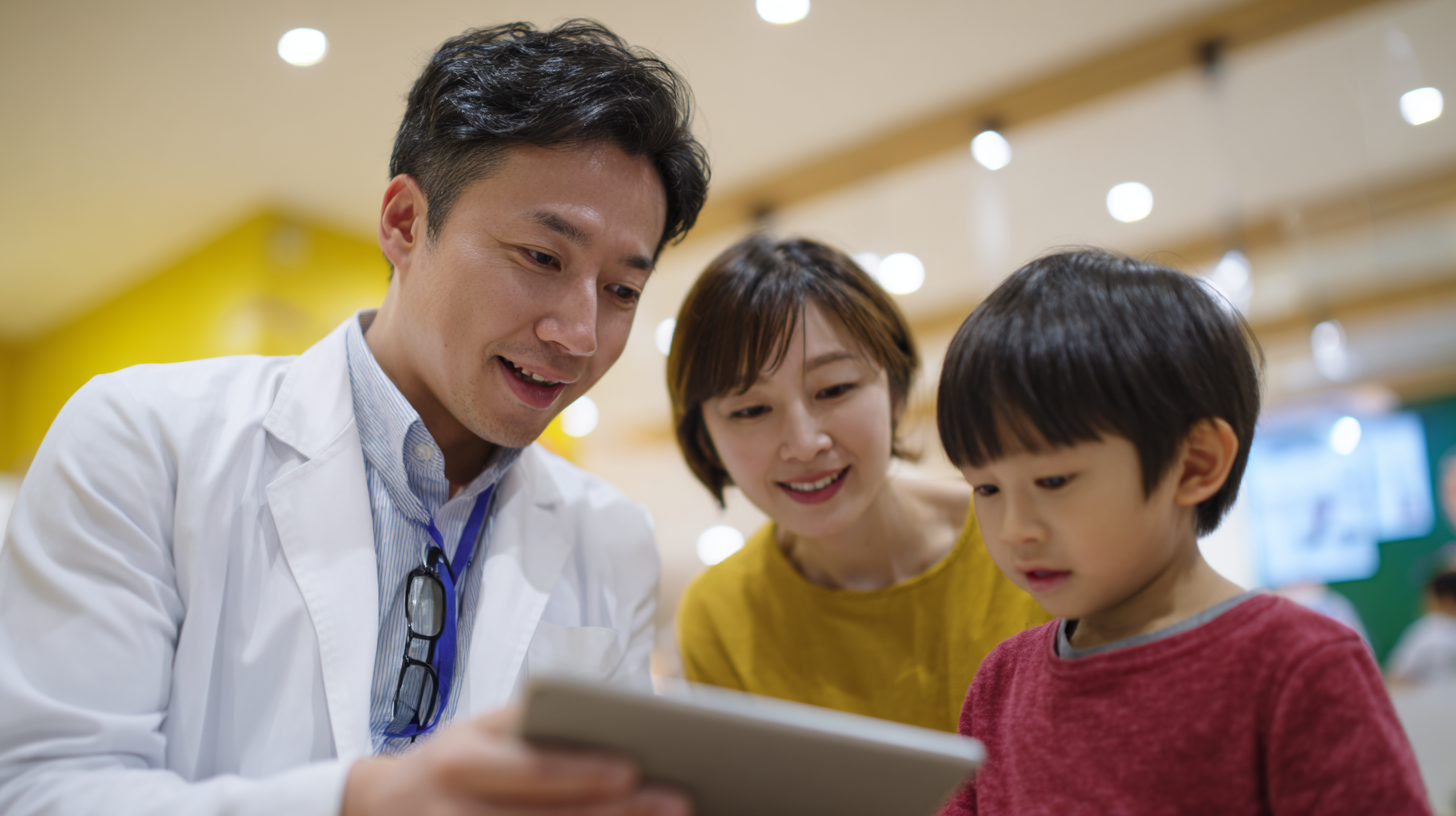 소아내분비 전문의가 태블릿 화면을 가리키며 부모에게 성장 전략을 설명하는 장면