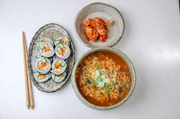 라면과 김치 한 끼