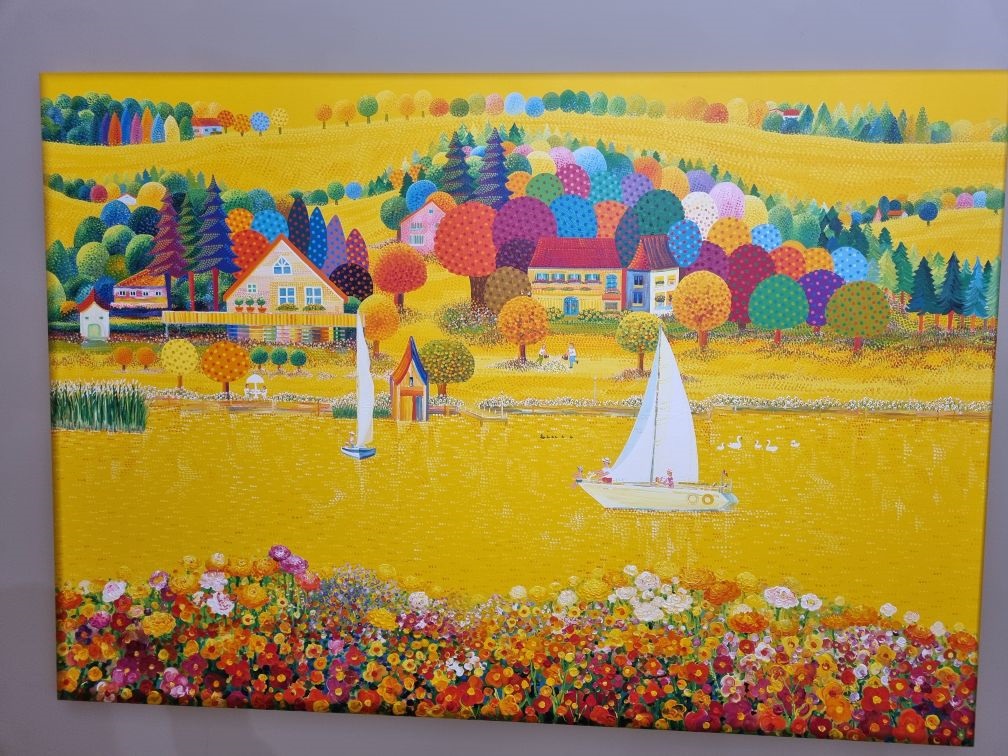 김덕기 화백의 전시 그림, 강가에 요트, 다양한 꽃 나무가 있는 그림