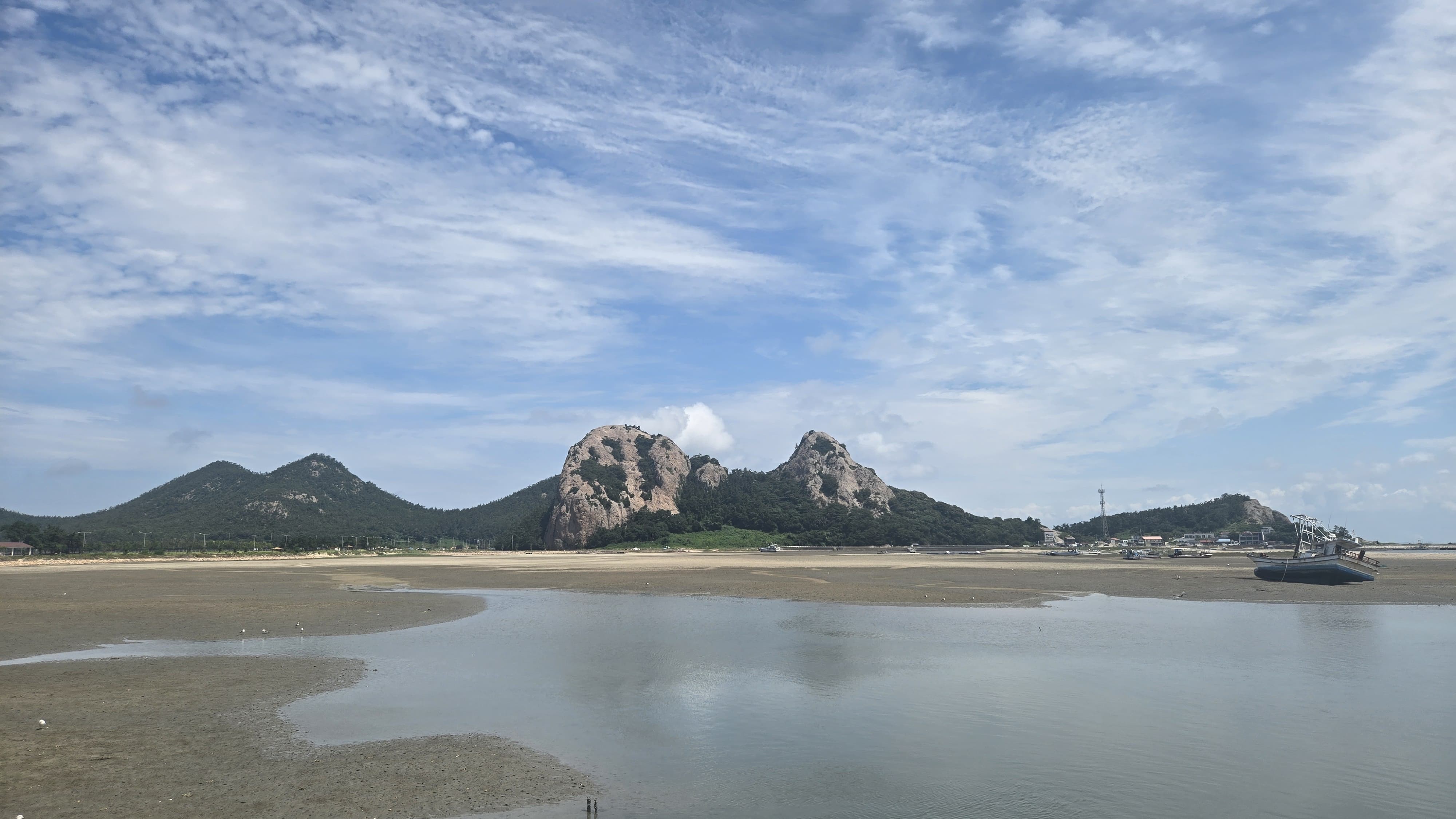 옛날 사랑하는 연인이 서로를 기다리다 결국 바위가 되었다는 망주 남여봉