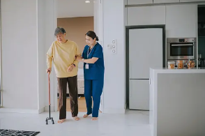 치매 환자가 간호사의 보조를 받아 걸어가고 있는 모습