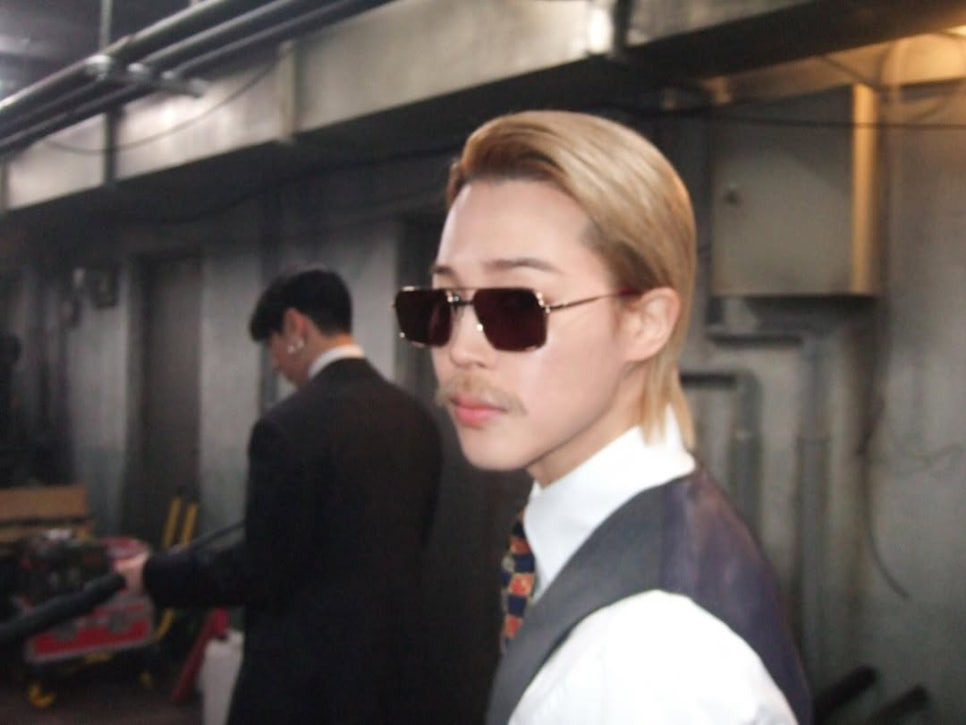 방탄소년단 멤버 지민 2.0 뮤직비디오를 찍고 포즈를 취함