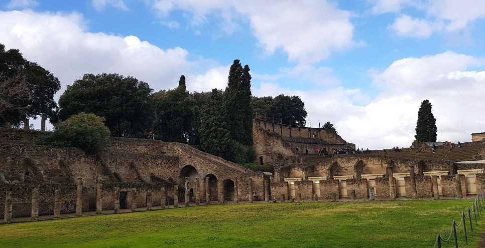 맑은 날씨의 폼페이유적지 검투사 숙소