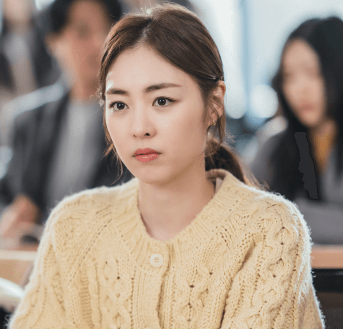 배우 이연희가 앉아서 무엇을 바라보고 있는 사진입니다.