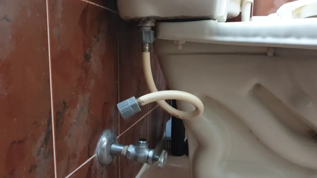 변기 물탱크 호스 분리 모습