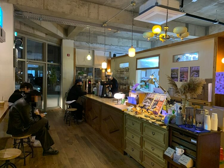 내부로 들어가는 입구와 계산하는 곳 모습