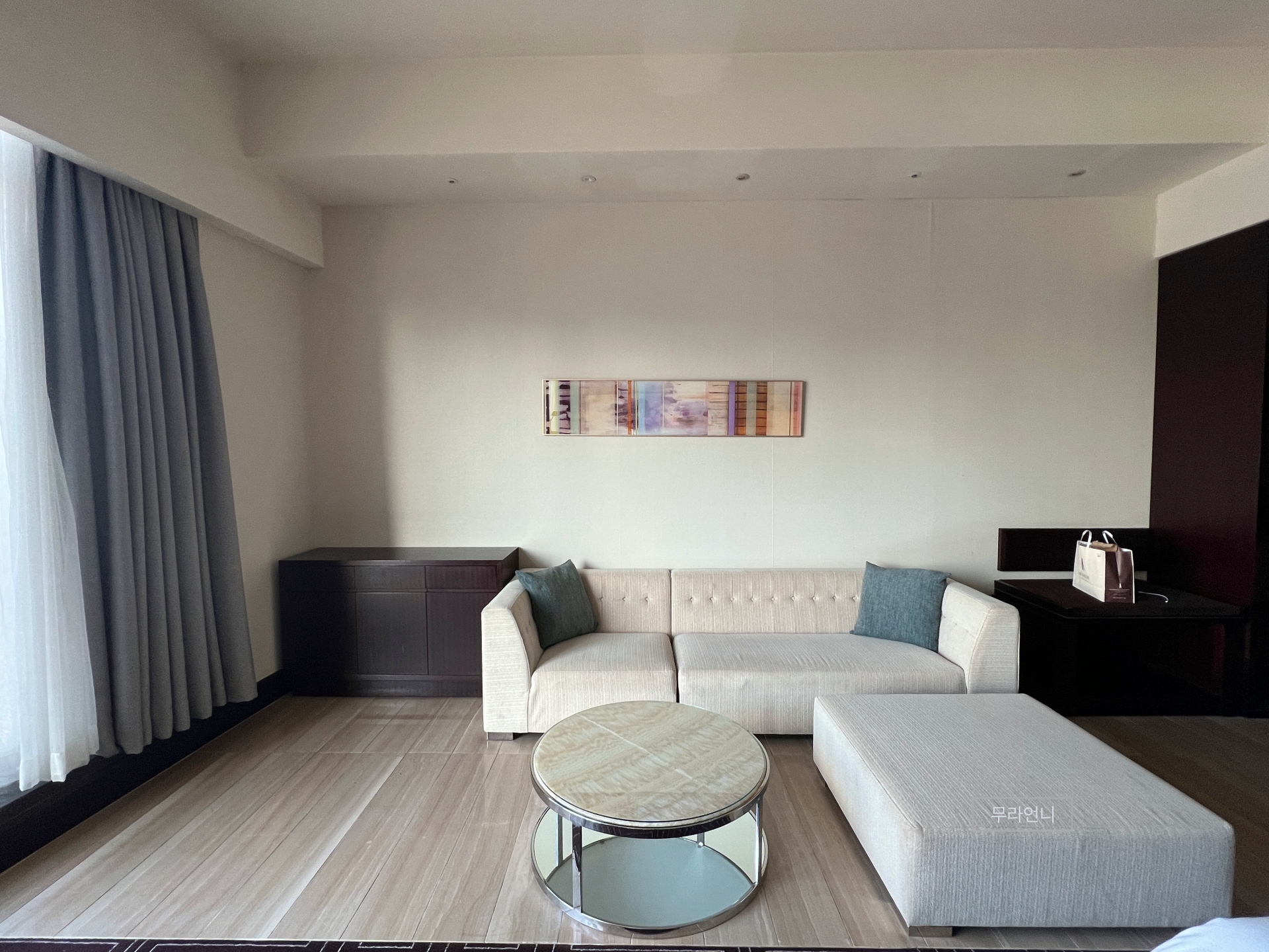 넓은 소파가 있어서 지내기 편함