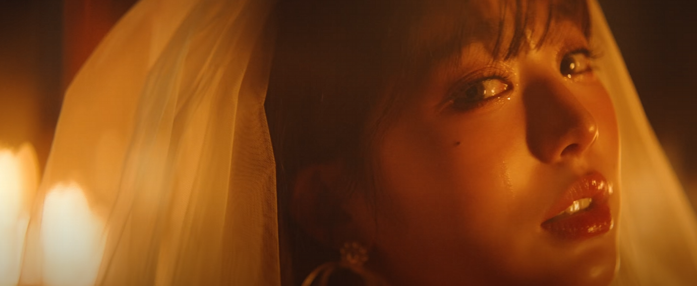 드레스를 입고 눈물을 흘리는 원영 뒤 불타는 배경